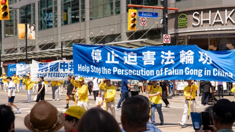 Praticantes do Falun Gong participam de um desfile no centro de Toronto em 20 de julho de 2024, marcando o 25º aniversário da perseguição da prática espiritual pelo regime chinês. (Evan Ning/Epoch Times)

