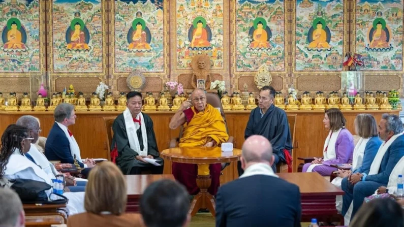 O 14º Dalai Lama, líder espiritual exilado do Tibete, reúne-se com uma delegação do Congresso dos EUA em Dharamshala, Índia, em 18 de junho de 2024. (Administração Central Tibetana)
