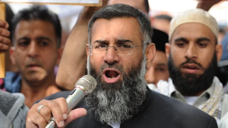 O clérigo muçulmano Anjem Choudary fala a um grupo de manifestantes do lado de fora da Embaixada dos EUA, no centro de Londres, em 14 de setembro de 2012. (Leon Neal/AFP via Getty Images)
