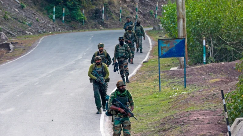 Pessoal do exército indiano patrulha durante uma operação de busca em Reasi, no território de Jammu e Caxemira, na Índia, em 10 de junho de 2024. (Rakesh Bakshi/AFP via Getty Images)
