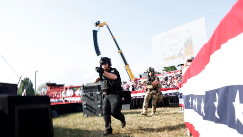 Policiais se movimentam durante uma manifestação em 13 de julho de 2024 em Butler, Pensilvânia (Anna Moneymaker/Getty Images)
