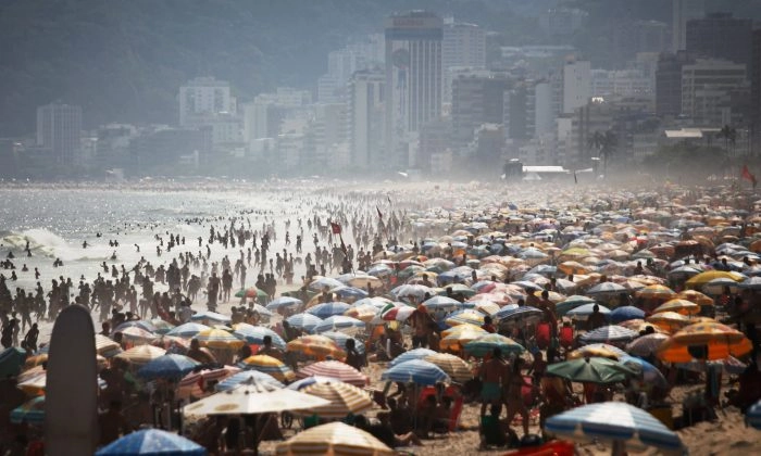 Praia de Ipanema, no Rio de Janeiro, em fotografia de arquivo sem data. (Mário Tama/Getty Images)
