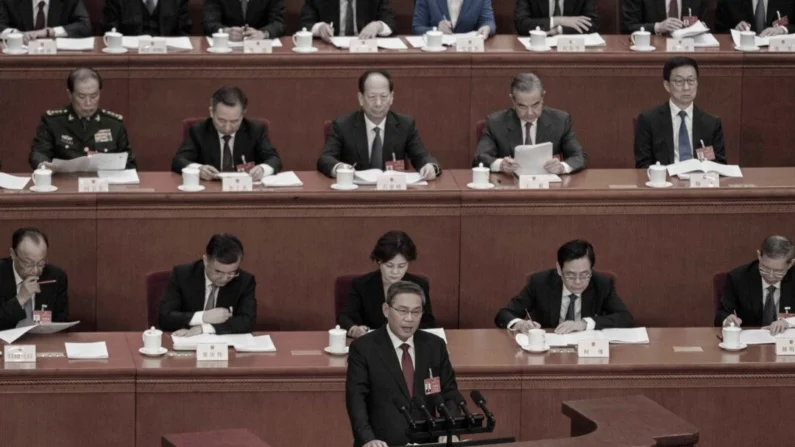 O primeiro-ministro chinês Li Qiang (C) fala do pódio durante seu discurso na abertura do NPC, ou Congresso Nacional do Povo, em Pequim, em 5 de março de 2024. (Kevin Frayer/Getty Images)
