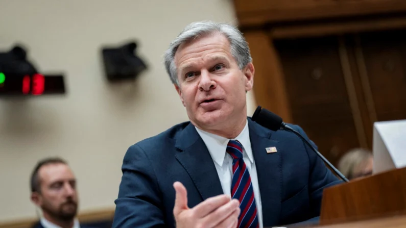 O diretor do FBI, Christopher Wray, fala aos legisladores no Capitólio, em 24 de julho de 2024. (Chris Kleponis/AFP via Getty Images)
