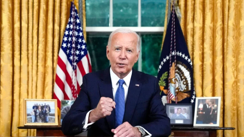 O presidente Joe Biden fala durante um discurso à nação sobre sua decisão de não tentar a reeleição, no Salão Oval da Casa Branca, em 24 de julho de 2024. (Evan Vucci/POOL/AFP via Getty Images)
