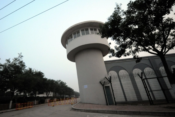 Recentemente, pelo menos três altos funcionários do sistema prisional do Partido Comunista Chinês foram investigados. A imagem mostra a entrada da prisão de Jinzhou, na província de Liaoning, na China. (Goh Chai Hin/AFP via Getty Images)