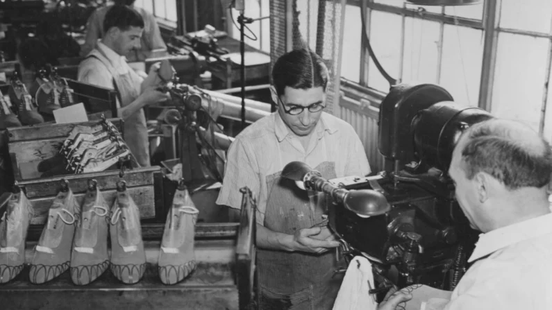 Trabalhadores fabricando calçados femininos em uma fábrica nos Estados Unidos, por volta de 1920 (Fotos de arquivo/Getty Images)