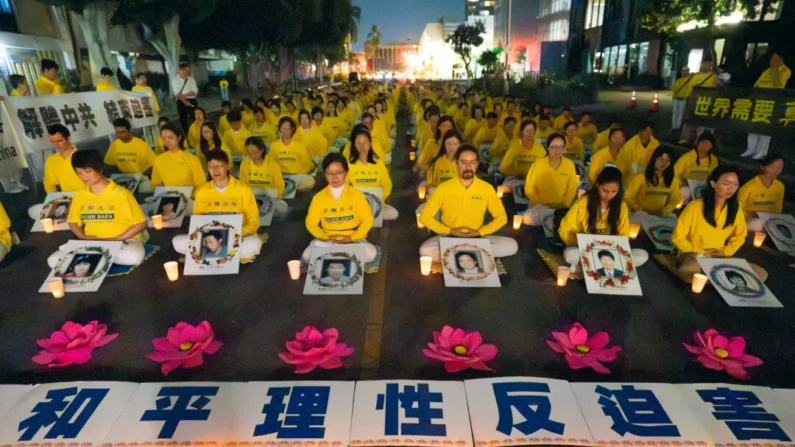 Praticantes do Falun Gong realizam uma vigília à luz de velas em frente ao Consulado Chinês para marcar os 25 anos de perseguição do Partido Comunista Chinês ao Falun Gong na China, em Los Angeles, em 20 de julho de 2024. (Alex Lee/The Epoch Times)
