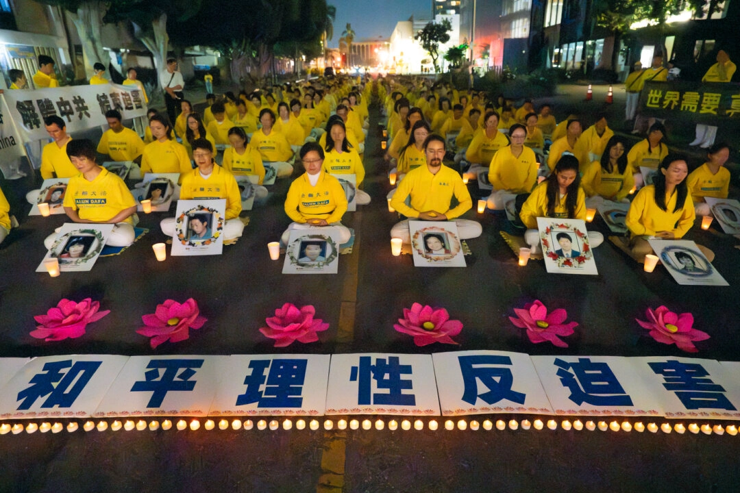 Praticantes do Falun Gong realizam vigília em Los Angeles para marcar 25 anos de perseguição na China