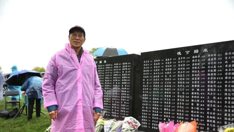 Lou Peng em frente a um monumento em homenagem aos que morreram fugindo da China para Hong Kong durante a Revolução Cultural, em maio de 2023, em Nova Jersey, nos Estados Unidos (Jenny Zeng/Epoch Times)
