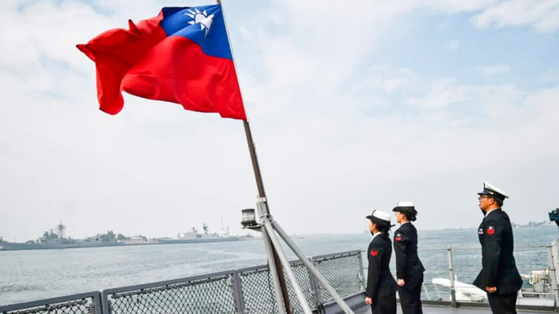 Marinheiros taiwaneses saúdam a bandeira da ilha no convés do navio de abastecimento Panshih após participarem de exercícios anuais na base naval de Tsoying em Kaohsiung, Taiwan, em 31 de janeiro de 2018. (Mandy Cheng/AFP via Getty Images)
