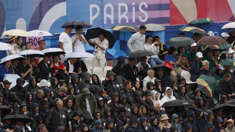  Espectadores observam a Cerimônia de Abertura dos Jogos Olímpicos de Paris 2024, em Paris, França, em 26 de julho de 2024 (EFE/EPA/YOAN VALAT)