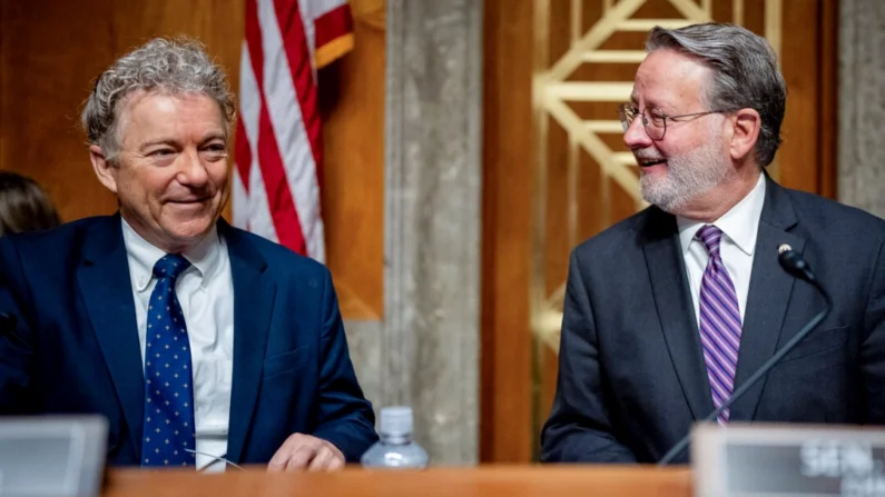 O presidente do Comitê de Segurança Interna e Assuntos Governamentais, Gary Peters (D-Mich), e o membro do ranking, senador Rand Paul (R-Ky.), chegam antes do depoimento do secretário de Segurança Interna dos EUA, Alejandro Mayorkas, no Capitólio, em Washington, em 18 de abril de 2024. (Andrew Harnik/Getty Images)
