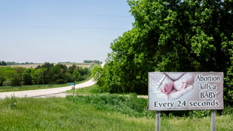 Um cartaz pró-vida em uma estrada em Agnew, Nebraska, em 14 de maio de 2024. (Charly TRIBALLEAU / AFP)
