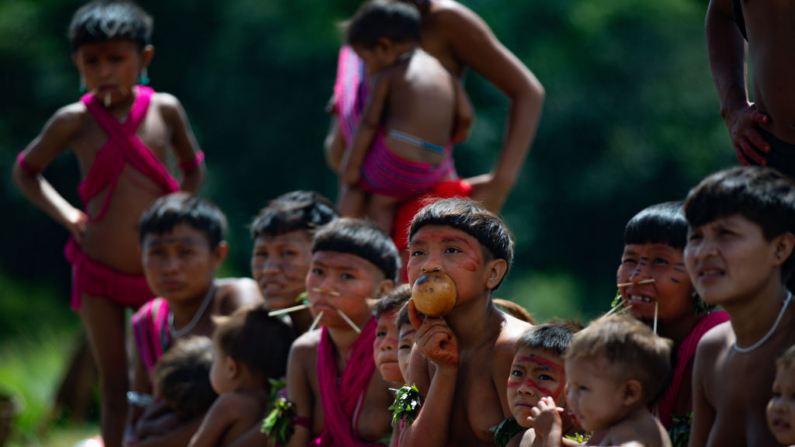 Crianças Yanomami aguardam a chegada para receber atendimento de saúde durante a Missão Yanomami / Raposa Serra do Sol em meio à pandemia de coronavírus (COVID-19) no 4 Pelotão Especial de Fronteira na cidade de Alto Alegre em 01 de julho de 2020 em Roraima, Brasil (Foto de Andressa Anholete / Getty Images)