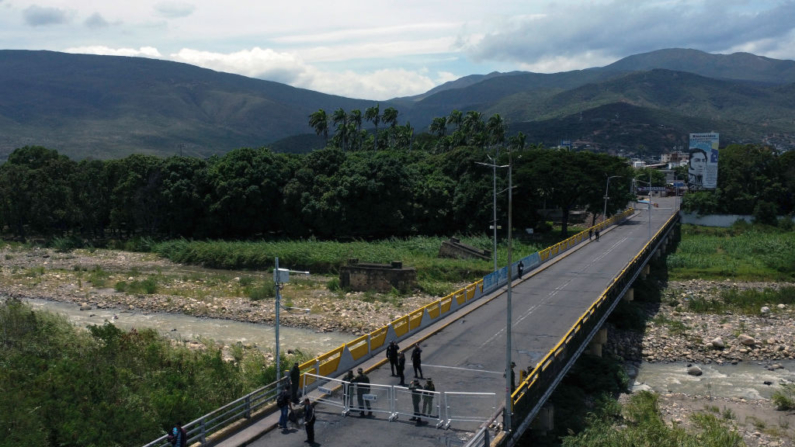 Vista aérea de membros da Guarda Nacional Venezuelana na ponte internacional Simon Bolivar após o fechamento da fronteira em Villa del Rosario, na fronteira entre a Colômbia e a Venezuela, em 26 de julho de 2024 (Foto: SCHNEYDER MENDOZA/AFP via Getty Images)