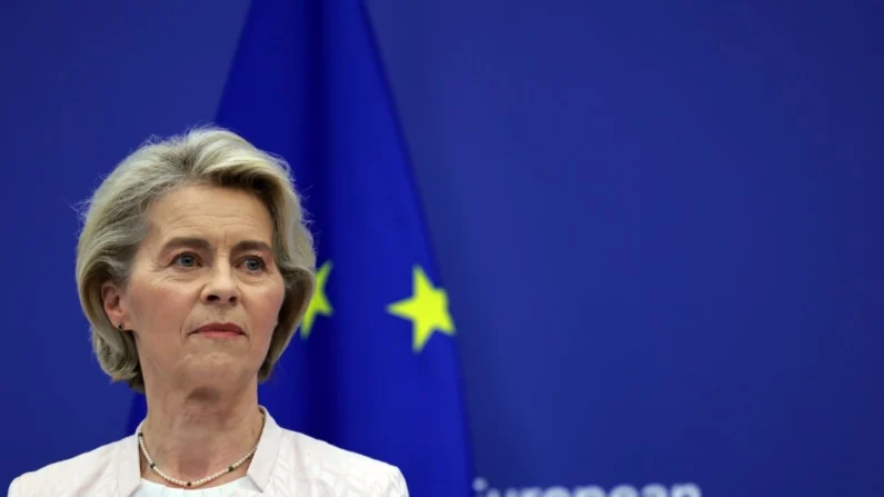 Ursula von der Leyen fala à mídia durante uma coletiva de imprensa em Estrasburgo, França, em 18 de julho de 2024. (Johannes Simon/Getty Images)
