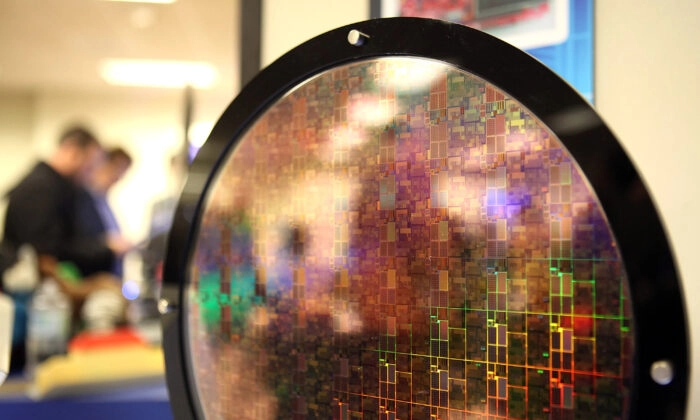 Um disco de silício é exibido durante um evento de tecnologia em San Jose, Califórnia, em 23 de março de 2011. (Justin Sullivan/Getty Images)