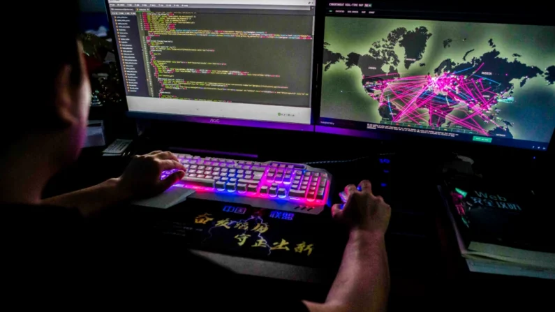 Nesta foto de arquivo, um hacker não identificado usa um site que monitora ataques cibernéticos globais, em Dongguan, província de Guangdong, China, em 4 de agosto de 2020 (Nicolas Asfouri/AFP via Getty Images)
