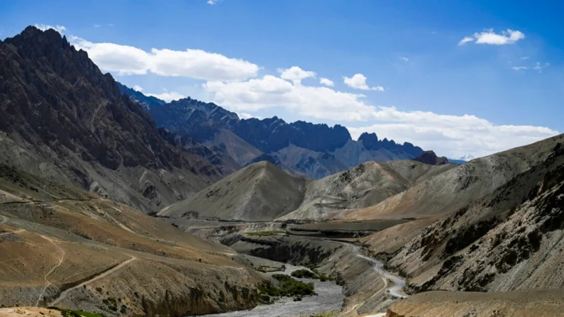 Vista da rodovia através das montanhas Karakoram, que liga o vale da Caxemira a Ladakh, na Índia, em 21 de junho de 2020. A região de Trans-Karakoram fica ao norte da cordilheira de Karakoram e entre as cordilheiras da Ásia Central. (Tauseef Mustafa/AFP via Getty Images)

