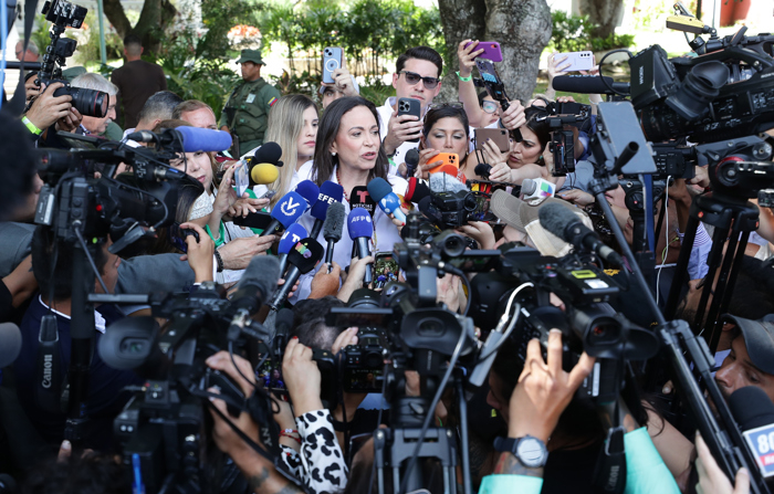 A líder da oposição venezuelana, María Corina Machado (c), faz uma declaração após votar neste domingo, na seção eleitoral do Instituto Elena de Bueno, em Caracas (EFE/Ronald Peña R.)