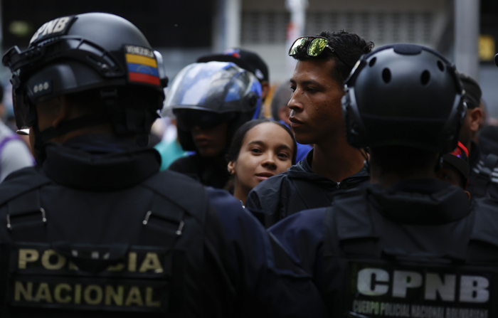 Cidadãos esperam para votar neste domingo em frente a uma seção eleitoral em Caracas, Venezuela (EFE/ Henry Chirinos)