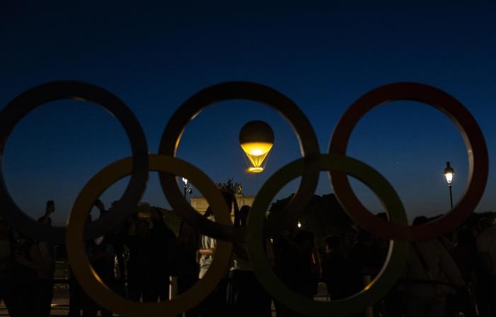 O caldeirão olímpico preso a um balão sobe ao ar no Jardin des Tuileries, próximo ao Museu do Louvre, durante os Jogos Olímpicos de Paris 2024, em Paris, França, em 28 de julho de 2024. Os Jogos Olímpicos de Paris 2024 vão de 26 de julho a 11 de agosto (EFE/EPA/ANDRE PAIN)