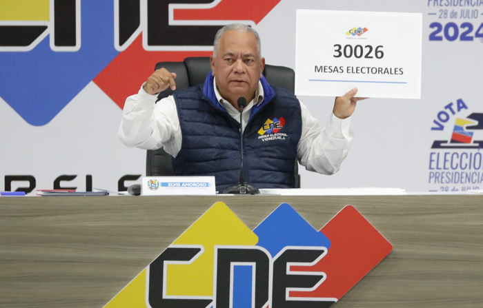 O presidente do Conselho Nacional Eleitoral (CNE) da Venezuela, Elvis Amoroso, reiterou suas críticas ao candidato majoritário da oposição, Edmundo González Urrutia, por não ter assinado o compromisso de reconhecer os resultados, apesar de esse não ser um requisito legal ou obrigatório (EFE/ Ronald Peña R.)