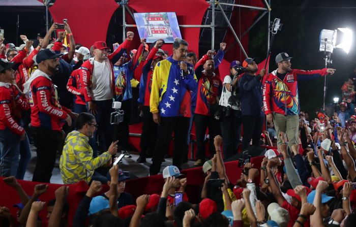  O ditador venezuelano Nicolas Maduro (c) faz um discurso após os resultados da "eleição" presidencial na segunda-feira em Caracas (Venezuela) (EFE/Ronald Peña R.)