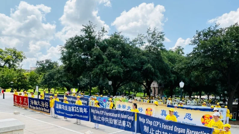 Praticantes do Falun Gong realizam uma manifestação em frente ao edifício do Capitólio do Estado do Texas, em Austin, em 20 de julho de 2024. (Wu Xianglian/The Epoch Times)
