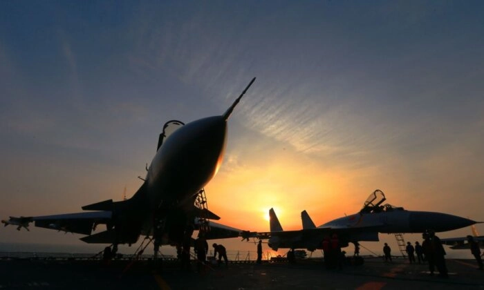 Caças J15 no único porta-aviões operacional da China, o Liaoning, durante um exercício no mar em 24 de abril de 2018. (AFP via Getty Images)