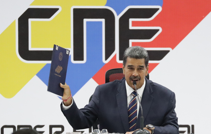 O ditador da Venezuela, Nicolas Maduro, realiza o ato de posse do presidente eleito, entregue pelo presidente do Conselho Nacional Eleitoral (CNE), Elvis Amoroso (não na foto), na segunda-feira (29) , em Caracas (Venezuela). EFE/ Ronald Peña R.