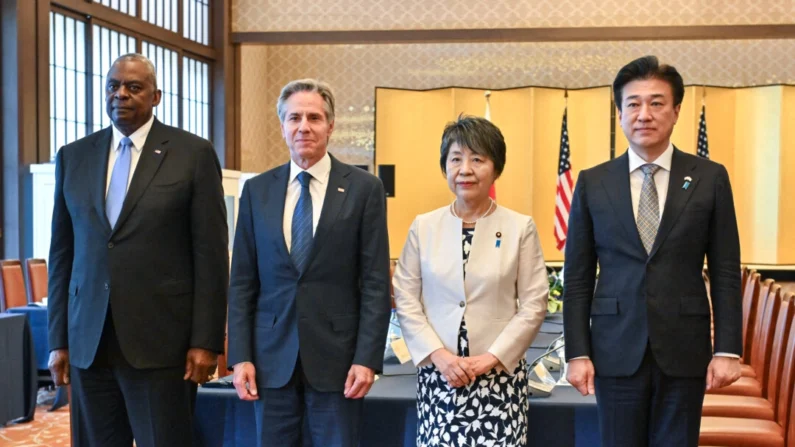 O secretário de Estado dos EUA, Antony Blinken (2º à esquerda), e o secretário de Defesa dos EUA, Lloyd Austin (esq.), posam com o ministro das Relações Exteriores do Japão, Yoko Kamikawa (2º à direita) e o ministro da Defesa do Japão, Minoru Kihara (dir.), no início da "Reunião Ministerial de Relações Exteriores e Defesa (2+2) Reunião" na Iikura Guest House em Tóquio em 28 de julho de 2024. (Kazuhiro Nogi/AFP via Getty Images)
