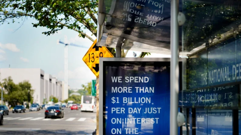 O Relógio da Dívida Nacional em um ponto de ônibus em Washington em 10 de junho de 2024. (Madalina Vasiliu/The Epoch Times)
