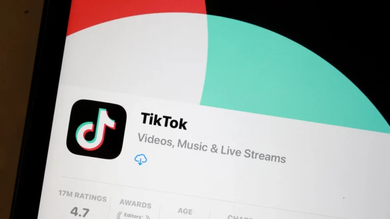 O aplicativo TikTok é exibido na tela de um iPhone em Miami, Flórida, em 24 de abril de 2024. (Joe Raedle/Getty Images)
