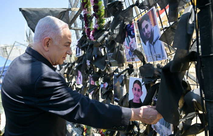 O primeiro-ministro israelense, Benjamin Netanyahu, participa de uma cerimônia de colocação de coroas de flores na cidade drusa de Majdal Shams (EFE/Prime Minister's Office)