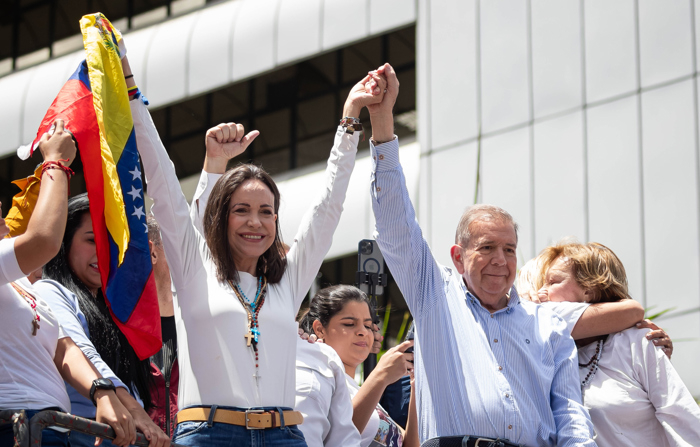 A líder da oposição venezuelana María Corina Machado (esq.) e o candidato à presidência da Venezuela Edmundo González Urrutia acenam em um comício de apoio em 30 de julho de 2024, em Caracas (EFE/Ronald Peña R.)