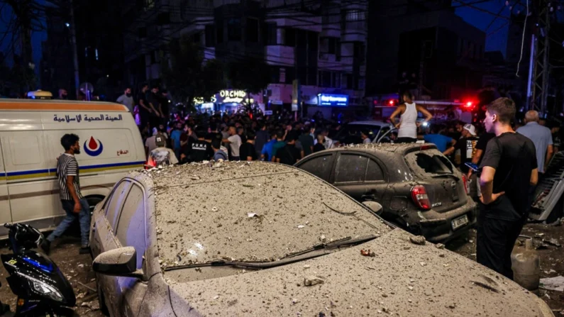 Detritos cobrem veículos após um ataque militar israelense nos subúrbios ao sul de Beirute em 30 de julho de 2024. (Anwar Amro/AFP via Getty Images)
