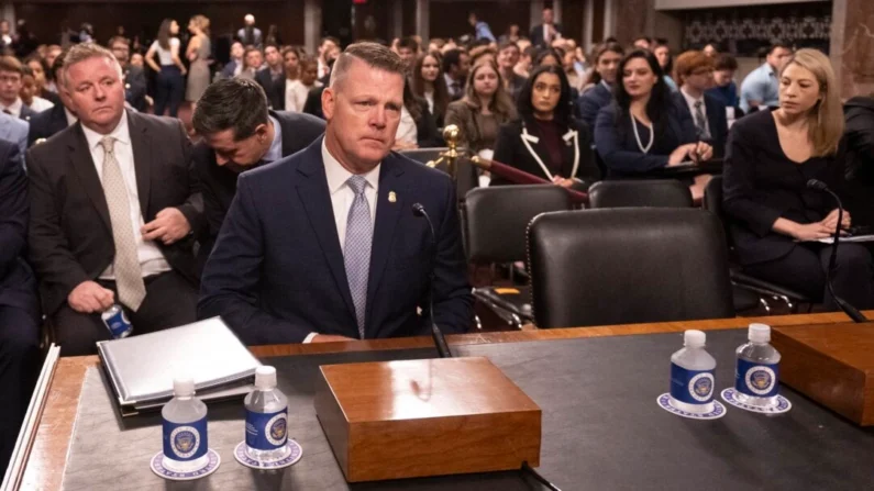 O diretor interino do Serviço Secreto, Ronald Rowe Jr., prepara-se para depor ao Senado em Washington, em 30 de julho de 2024. (Roberto Schmidt/AFP via Getty Images)
