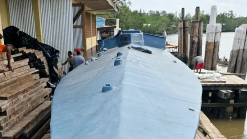 Foto sem data mostrando o “narco-submarino” semissubmersível apreendido pelas autoridades como parte da Operação Lionfish Hurricane, na Guiana, América do Sul (Cortesia da Interpol)
