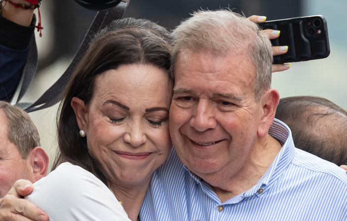 A líder da oposição venezuelana María Corina Machado (à esquerda) abraça o candidato presidencial venezuelano Edmundo González Urrutia em um comício de apoio em Caracas (EFE/ Ronald Peña R.)