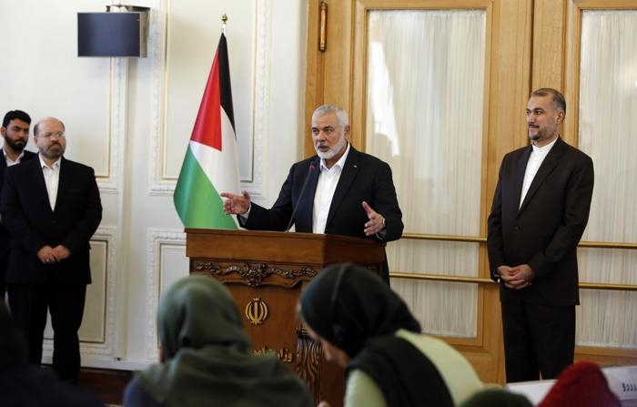 Foto de arquivo do líder do grupo terrorista Hamas, Ismail Haniyeh (centro) (EFE/EPA/ABEDIN TAHERKENAREH)