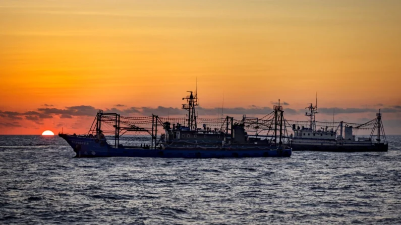 Navios da milícia chinesa são vistos enquanto navios filipinos conduzem uma missão de reabastecimento às tropas estacionadas em Second Thomas Shoal, no Mar da China Meridional, em 5 de março de 2024. (Ezra Acayan/Getty Images)