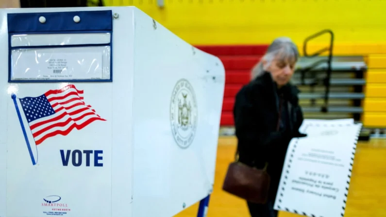 As pessoas votam em uma seção eleitoral de Manhattan durante as eleições primárias presidenciais do estado de Nova York, em 2 de abril de 2024. (Charly Triballeau/AFP via Getty Images)
