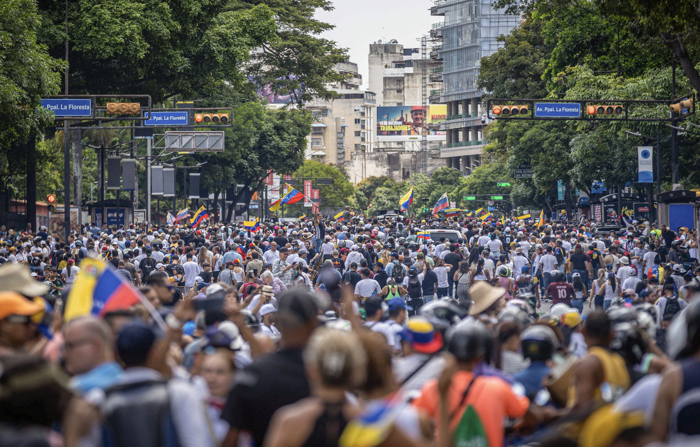 Cidadãos participam de uma manifestação em apoio ao candidato presidencial venezuelano Edmundo González Urrutia, na terça-feira, na sede da ONU, na Avenida Francisco de Miranda, em Caracas (EFE/ Henry Chirinos)