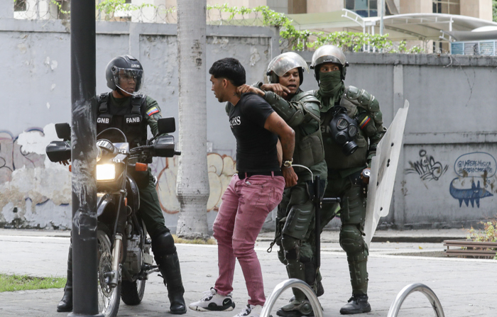 Membros da Guarda Nacional Bolivariana detêm um manifestante da oposição em Caracas, na Venezuela, em 30/07/2024  (EFE/Ronald Peña)