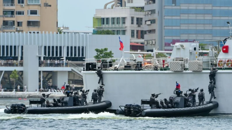 Tropas da força especial taiwanesa participaram de um exercício da guarda costeira em Kaohsiung, Taiwan, em 10 de junho de 2023. (Sam Yeh / AFP via Getty Images)
