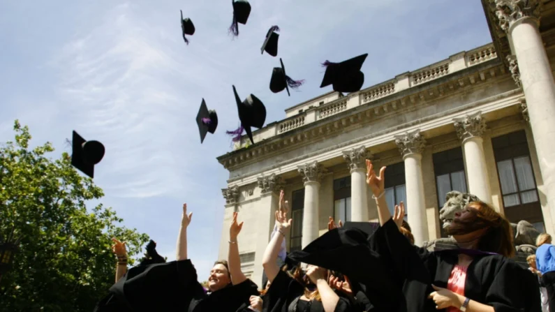 Foto de arquivo de formandos jogando seus chapéus de mortarboard no ar após a cerimônia de formatura em 16 de julho de 2008 (Chris Ison/PA Wire)