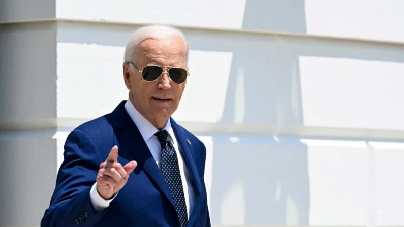 O presidente Joe Biden gesticula enquanto caminha para embarcar no Marine One no gramado sul da Casa Branca, em Washington, em 29 de julho de 2024. (Jim Watson/AFP via Getty Images)
