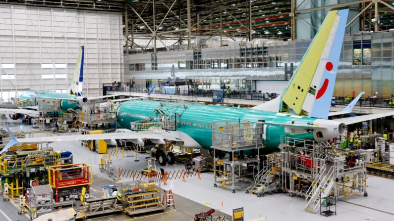 Aeronaves Boeing 737 Max são montadas na fábrica da Boeing Renton em Renton, Washington, em 25 de junho de 2024. (Jennifer Buchanan/AFP via Getty Images)
